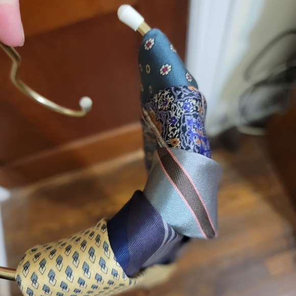 Collection of five 100% Silk Vintage Ties - Picture 5 of 7